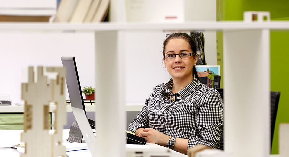 Andrea sentada en su puesto de trabajo de cara